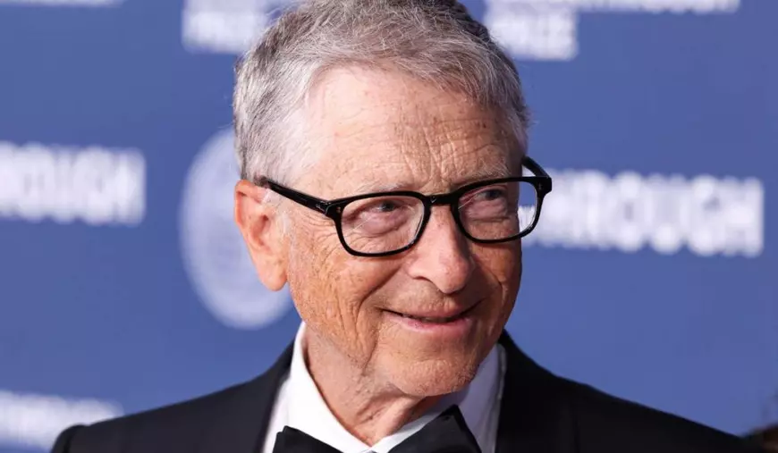 Bill Gates pe covorul roșu la un eveniment monden, poartă ochelari cu rama neagră la ochi