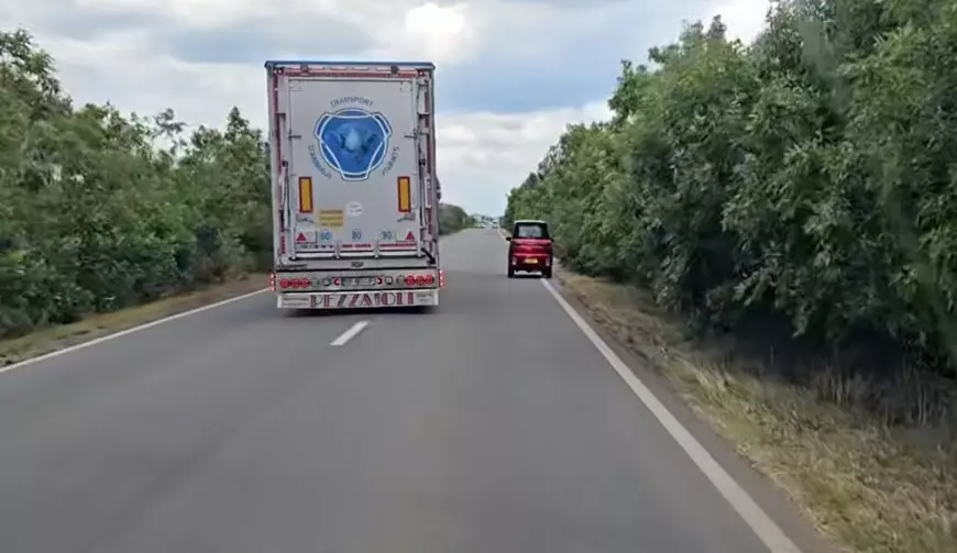 „Buburuza” care a stârnit indignare pe o șosea din Banat: „Cum să circuli cu așa ceva pe un drum național?”. Ce spune legea despre astfel de situații