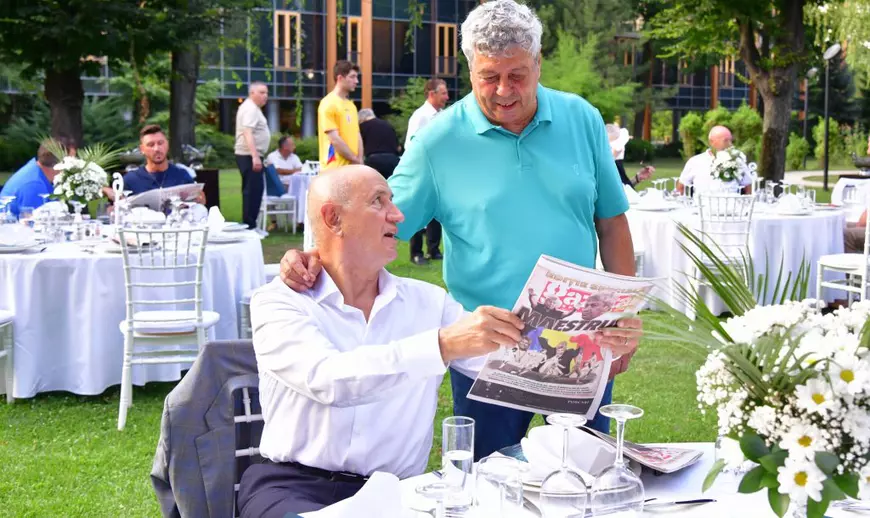Gazeta Sporturilor distribuită astăzi cu Libertatea a fost la mare căutare la petrecere. Foto: Cristi Preda (GSP.RO)