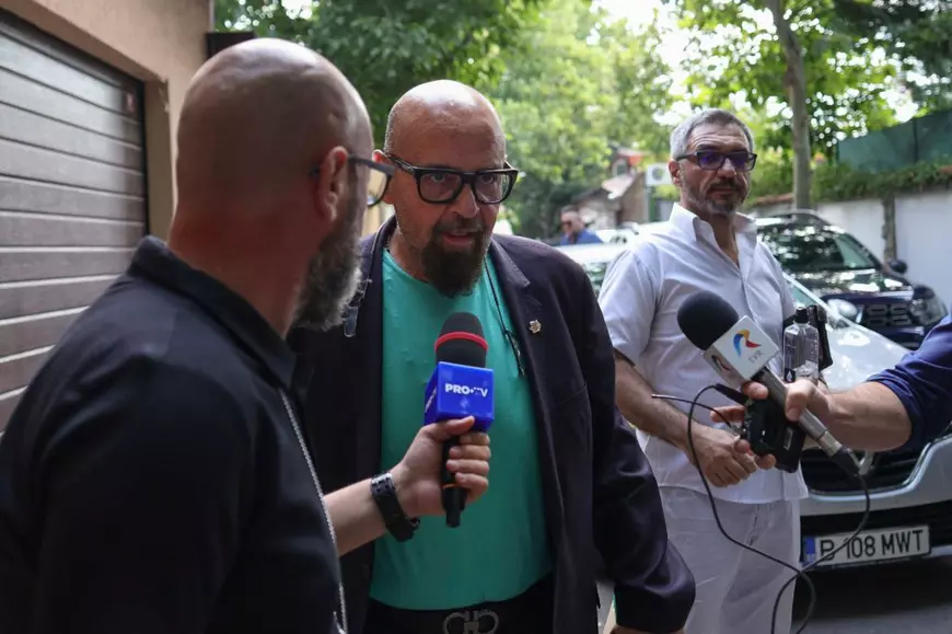 Cristian Popescu Piedone surprins în timp ce vorbește cu un reporter al ProTV