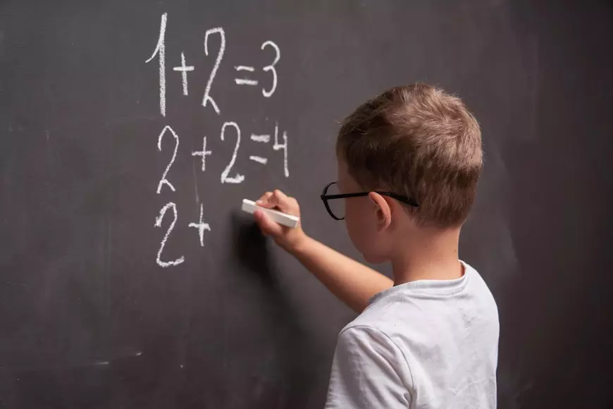 Elevii vor fi evaluați după noi criterii. Cum se vor da notele de 10. Interviu cu un expert străin în educație
