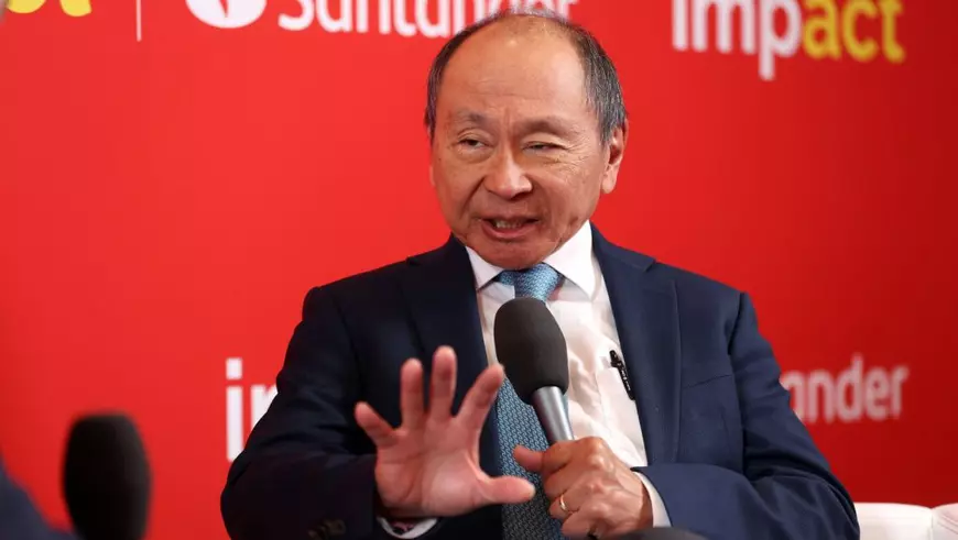 Francis Fukuyama vorbeste la un interviu gesticuland.
