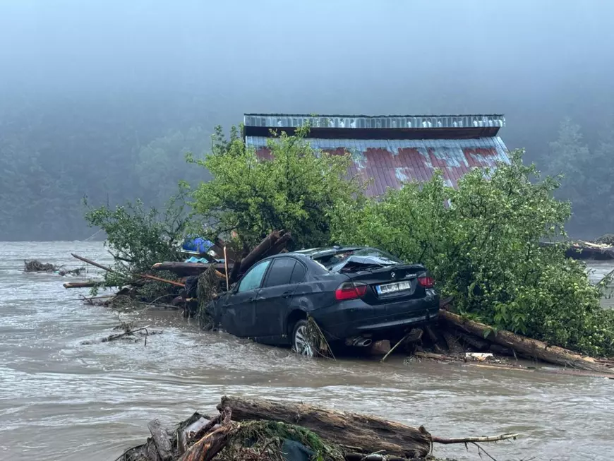 O mașină luată de ape în timpul inundațiilor din Suceava