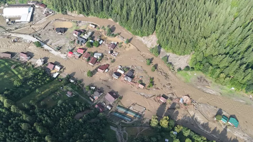 Inundatiile din Suceava, vazute din drona. Apa inconjoara mai multe case.
