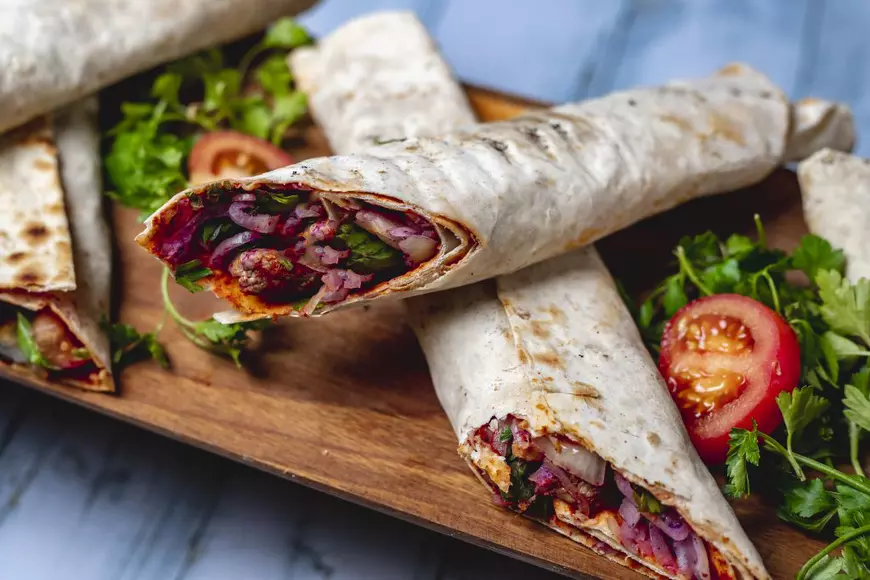 Românii consumă de la an la an mai mult kebab. Foto: freepick.com