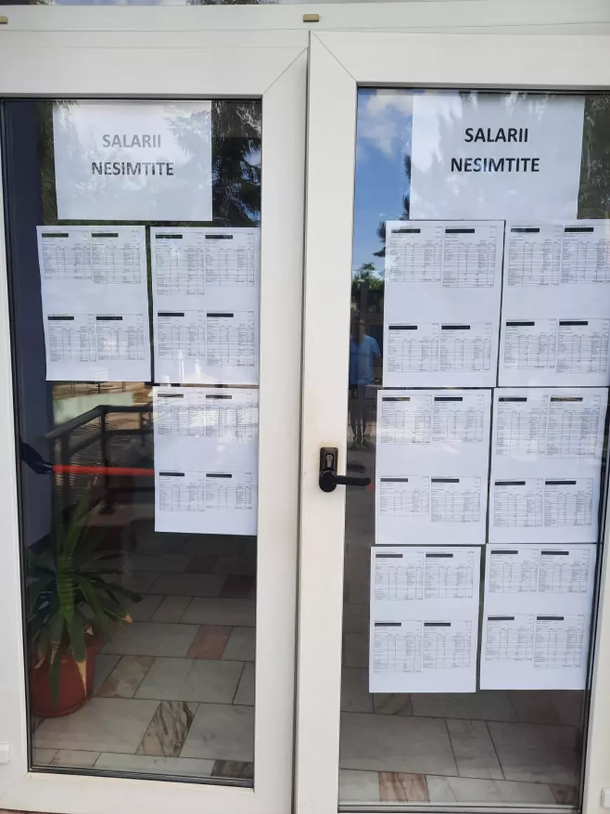 Lista salariilor „nesimțite” a fost afișată la geam de bugetarii nemulțumiți de reducerea sporurilor
