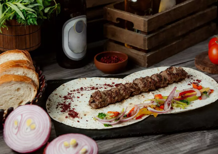 Vineri este ziua în care se comandă cele mai multe kebab-uri în România. Foto: freepick.com