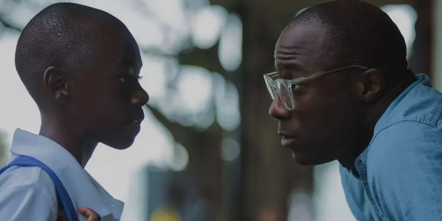 Imagine din filmul Moonlight, in care un barbat vorbeste cu un tanar