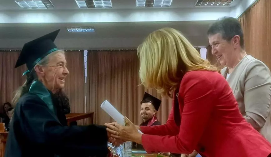 Povestea femeii de 73 de ani din Sfântu Gheorghe care a absolvit facultatea, iar acum își dă licența. „Lucrarea tratează relația dintre oameni și urși”