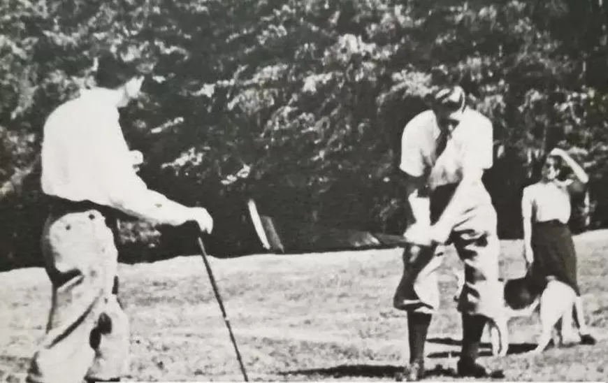 Imagine cu profesorul Paul Tomiță și Regele Mihai pe terenul de golf.