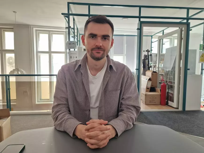 Regizorul ucrainean Pavlo Ostrikov povestește cum e să faci filme în vreme de război: „Dacă se oprea curentul, trebuia s-o luăm de la capăt”