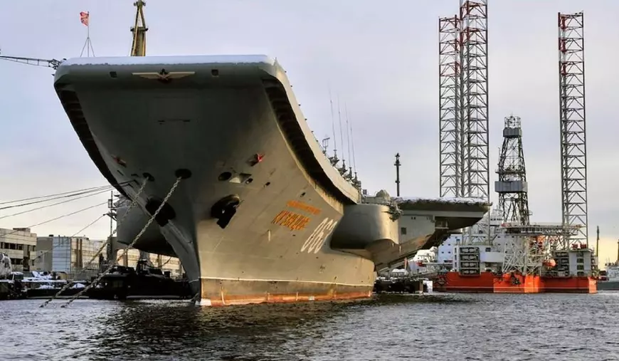 Portavionul blestemat al lui Vladimir Putin, Amiral Kuznetsov, in rada unui port la reparat