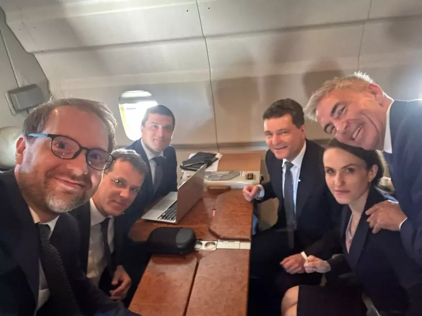 Președintele Nicușor Dan alături de Dominic Fritz (președinte USR) și miniștrii Oana Țoiu (Externe – USR), Ionuț Moșteanu (Apărare – USR) și Radu Miruţă (Economie – USR), plus vicepremierul Dragos Anastasiu, în avionul Spartan care i-a dus de la București la Berlin