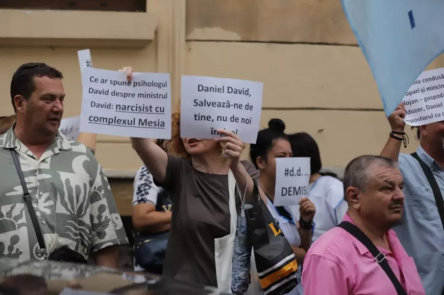 Oamenii protestează în fața Ministerului Educației - 30 iulie 2025