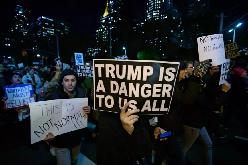 Mii de oameni au mărșăluit de la Times Square până la Union Square în timpul orei de vârf de seară pentru a protesta împotriva demisiei lui Jeff Sessions din funcția de procuror general al administrației Trump și pentru a apăra ancheta Mueller privind Rusia. In imagine se observa persoane tinand in maine pancarte cu mesaje anti Trump si anti Rusia