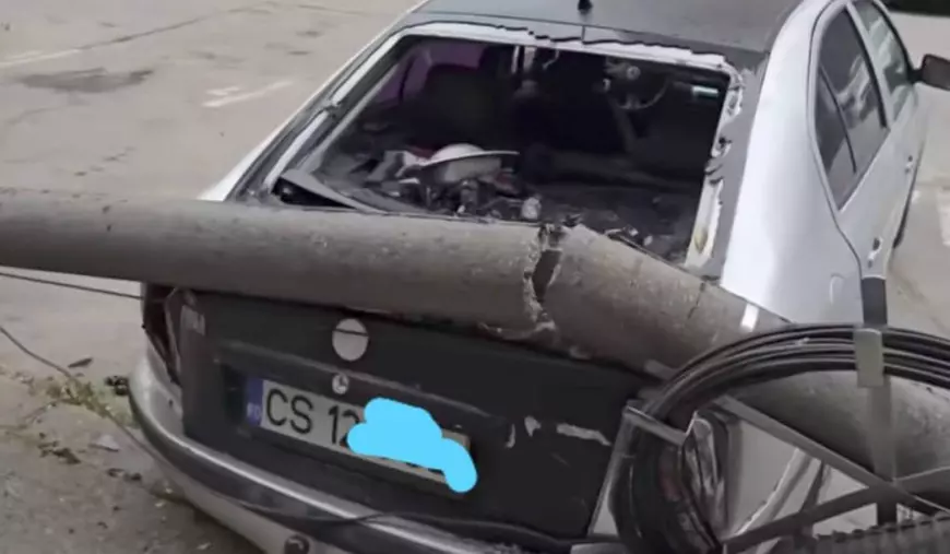 O mașină a fost distrusă de un stâlp din beton care a căzut peste ea din cauza vijeliei. 
