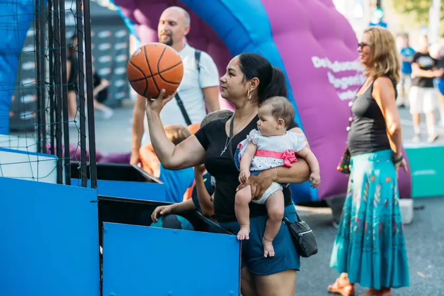 Radu Valahu și Titi Prosop în roluri inedite pe terenul de baschet 3x3 la BCR Sport Arena Streetball Ploiești. Bulevardul Castanilor a devenit Bulevardul Sportului