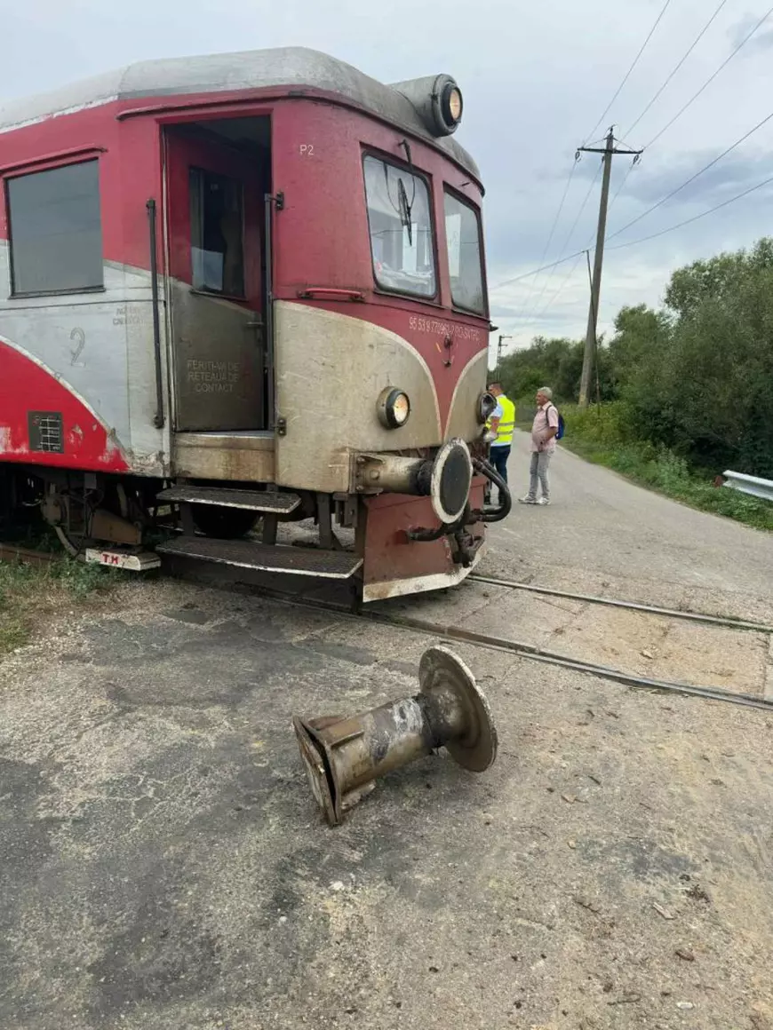 Un tren a lovit un camion cu lemne și a deraiat. Circulația feroviară este închisă între staţiile Făget şi Margina