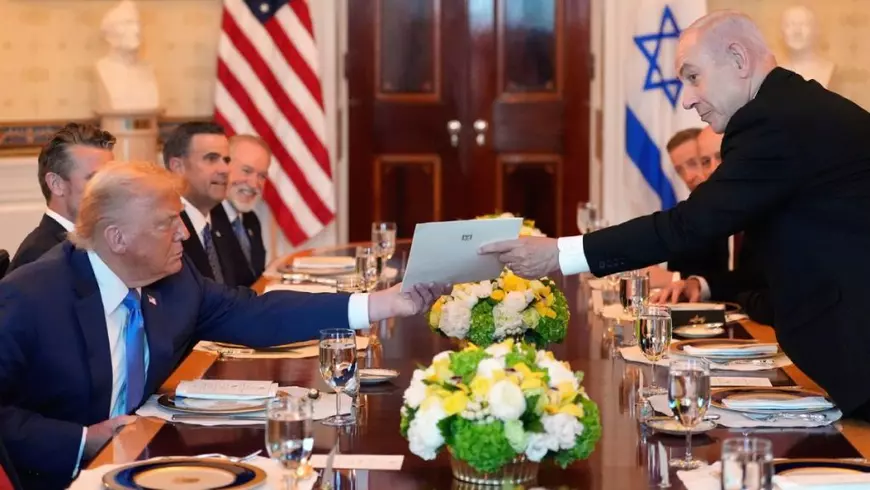 Prim-ministrul israelian Benjamin Netanyahu, în dreapta, îi înmânează președintelui Donald Trump o scrisoare cu nominalizarea la premiul Nobel pentru pace, in timpul unei întâlniri în Camera Albastră a Casei Albe, luni, 7 iulie 2025, la Washington.