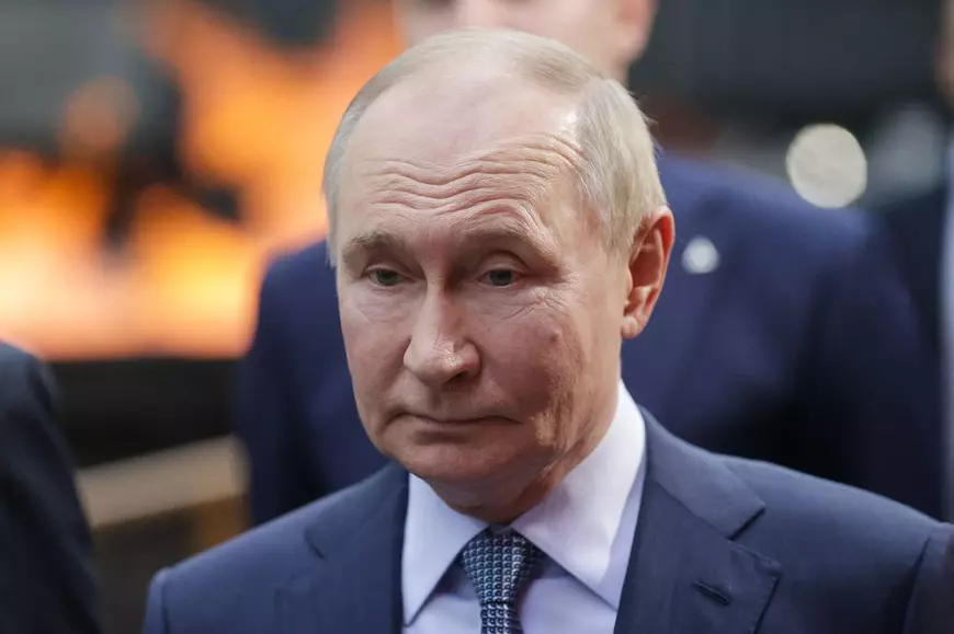 16 iulie 2025, Rusia, Magnitogorsk: Președintele Rusiei, Vladimir Putin (stânga), vizitează Uzina de Sider și Oțel MMK Magnitogorsk