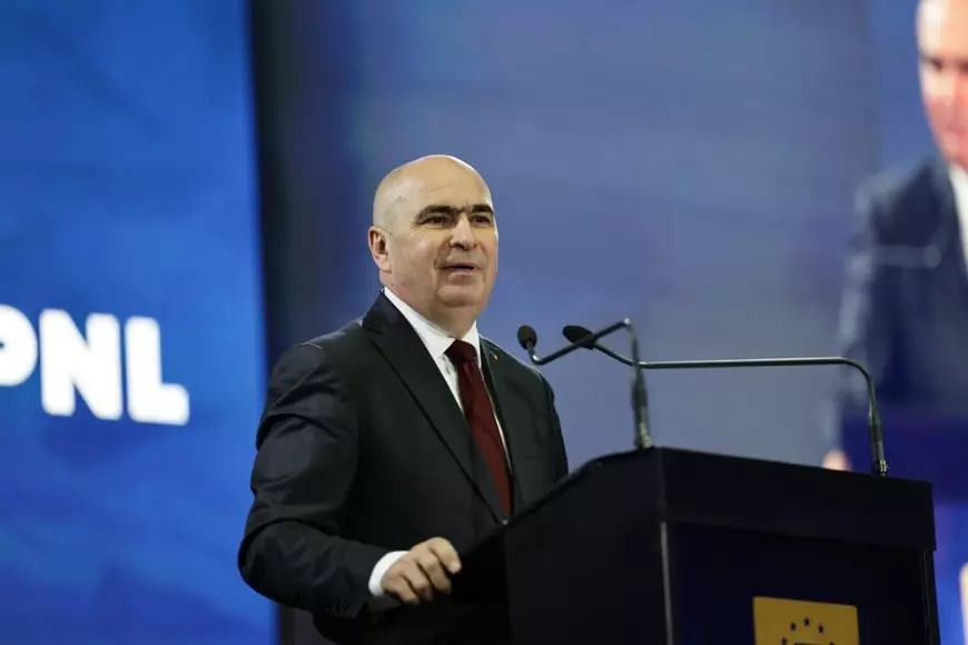 Ilie Bolojan la congresul PNL, în timpul discursului său, politicianul stă la pupitru, pe scenă și vorbește la microfon