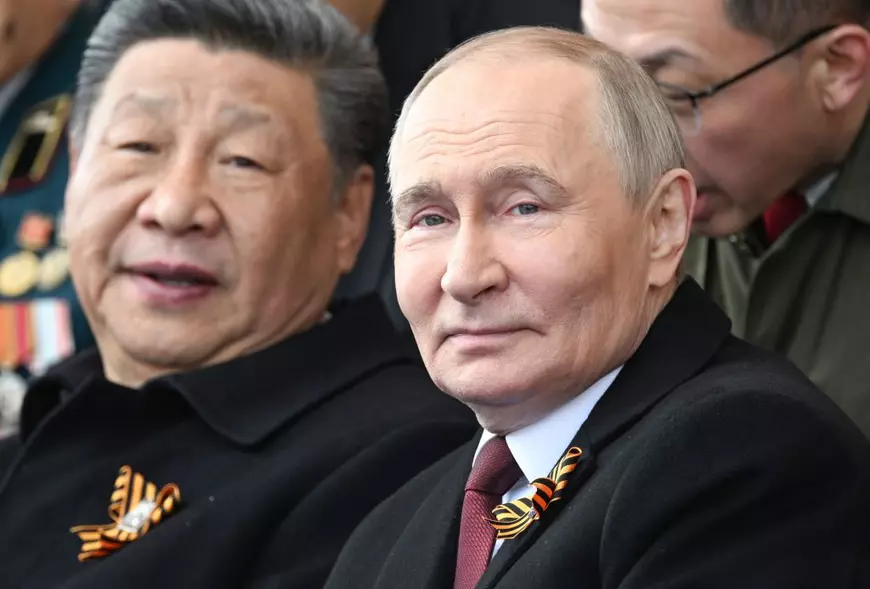 Xi Jinping (dreapta) și Vladimir Putin (stânga) surprinși la Parada Victoriei din Moscova - mai 2025