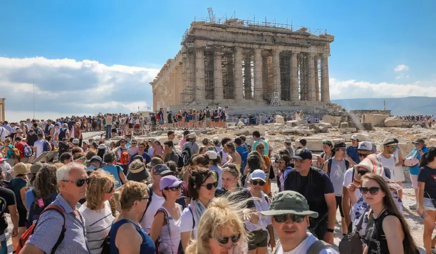 Turiști vizitând Acropolele din Atena, Grecia