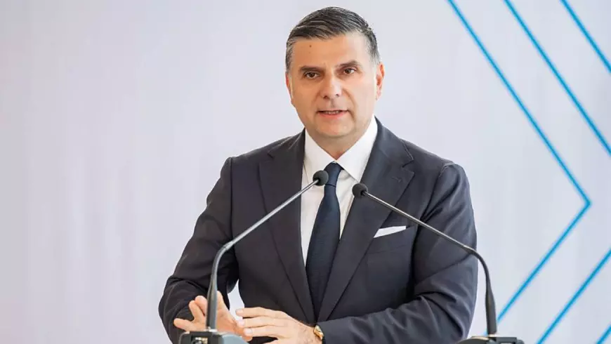 Imagine cu Alexandru Petrescu vorbind. Poartă un sacou negru, o cămașă albă și o cravată neagră