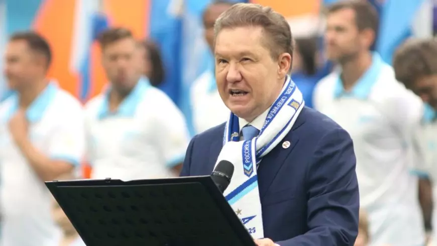 Alexey Miller, președintele consiliului de administrație al Gazprom PJSC, surprins in timp ce vorbește la în timpul meciului Legends în onoarea celei de-a 100-a aniversări a Zenit. mai 2025