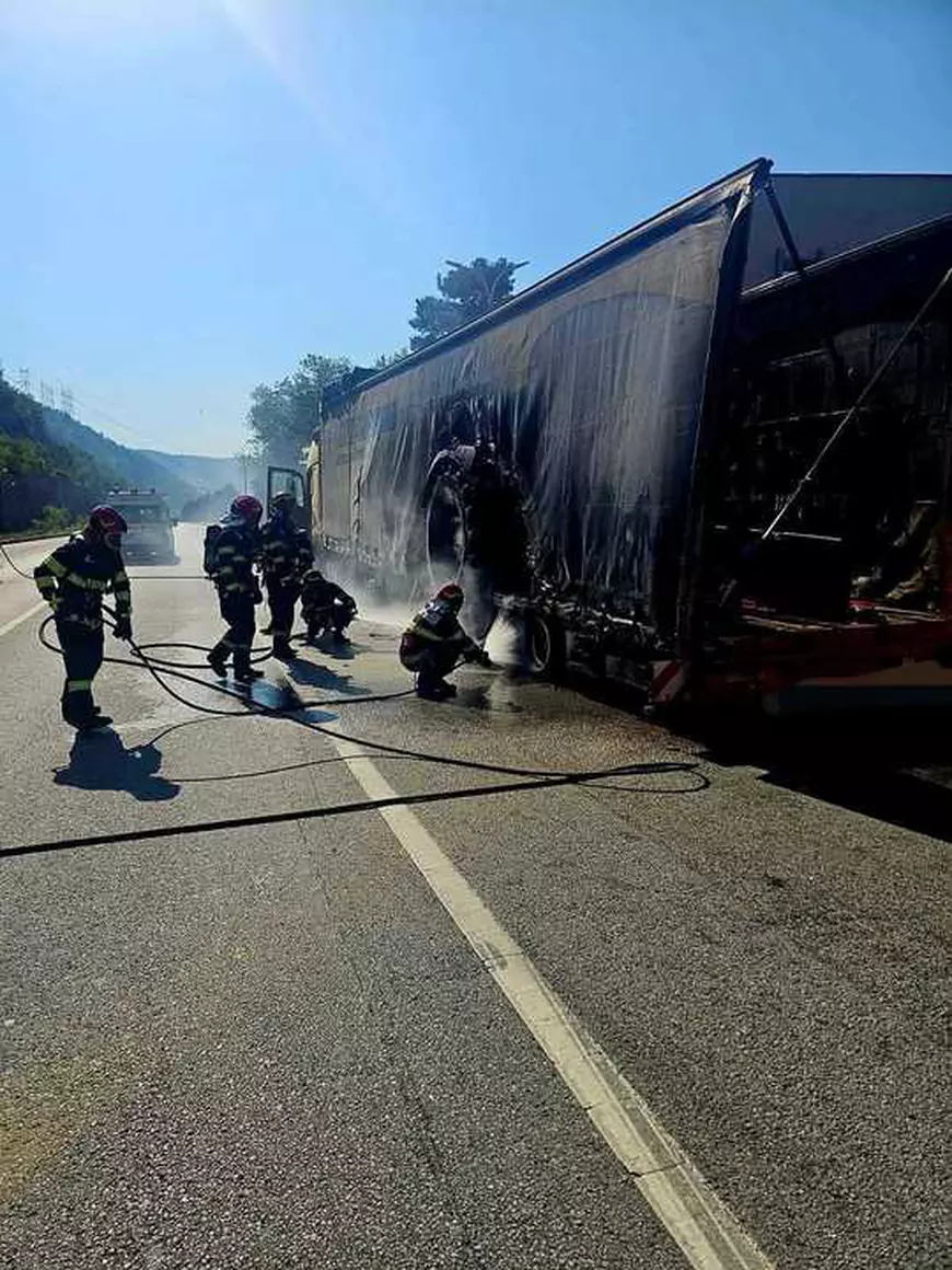 Anvelopa unui TIR a luat foc în mers, în zona Vămii Porţile de Fier I. Circulația este oprită pe DN6