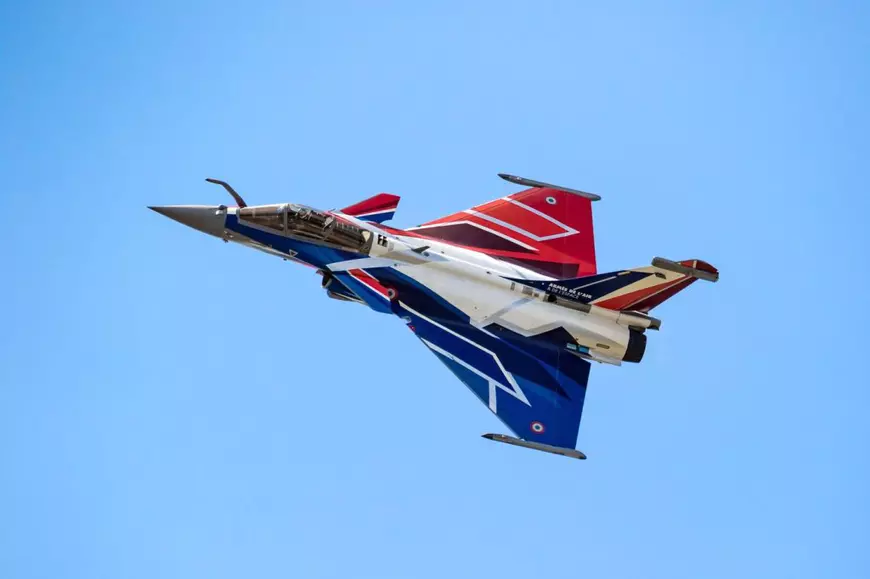 Avionul de vânătoare Dassault Rafale C al Forțelor Aeriene Franceze în timpul spectacolului aerian de la Paris. Avionul este colorat in culorile nationale ale frantei: albastru, alb si rosu