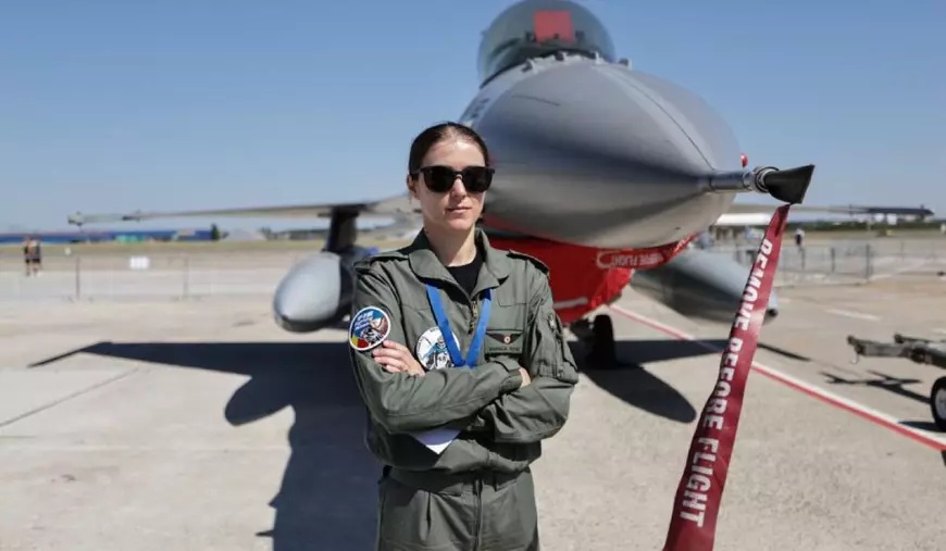 Bianca Botaș, în combinezon, în fața avionului său F-16 Fighting Falcon.