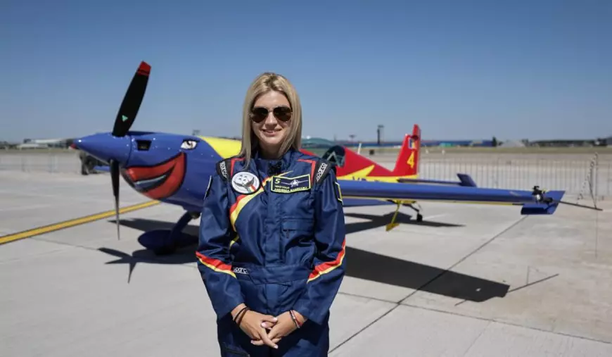 Andreea Bănesaru, în fața avionului său Extra 330SC, pe Aeroportul Băneasa.