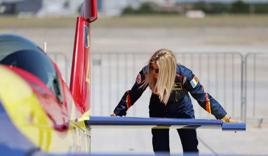Andreea Bănesaru, verificând profundorul avionului său Extra 330SC, pe Aeroportul Băneasa.