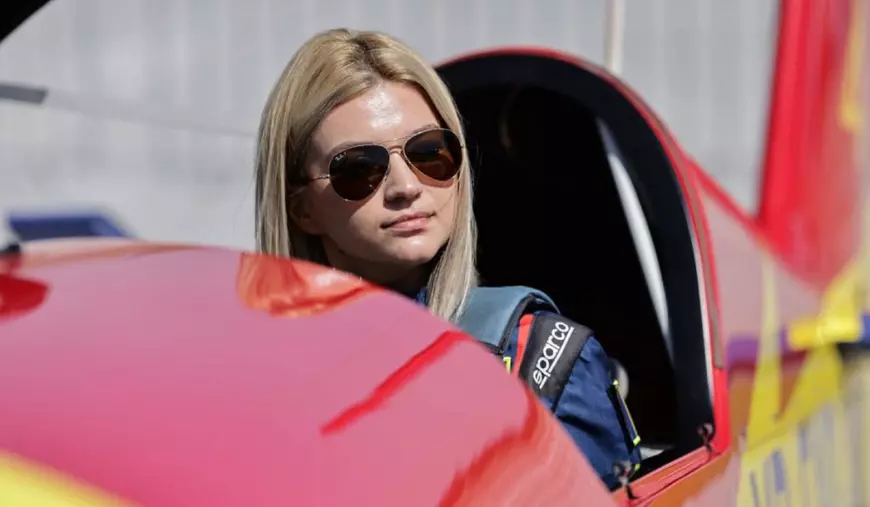 Andreea Bănesaru, în cockpit-ul avionului său Extra 330SC, pe Aeroportul Băneasa.