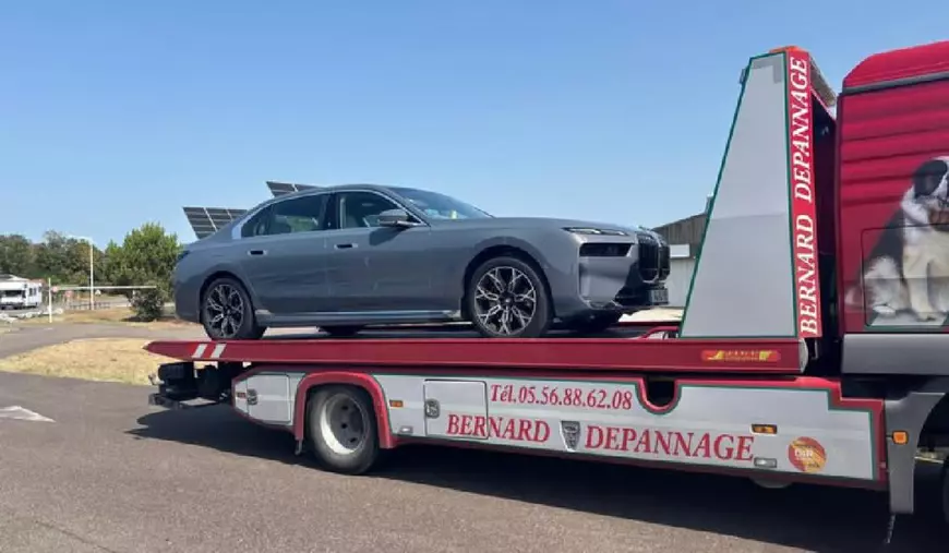 Un BMW de culoare gri pe platforma unei masini de tractare din Franta