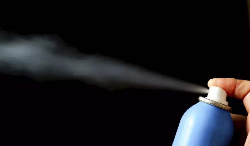 Tub de spray albastru, pe fundal negru