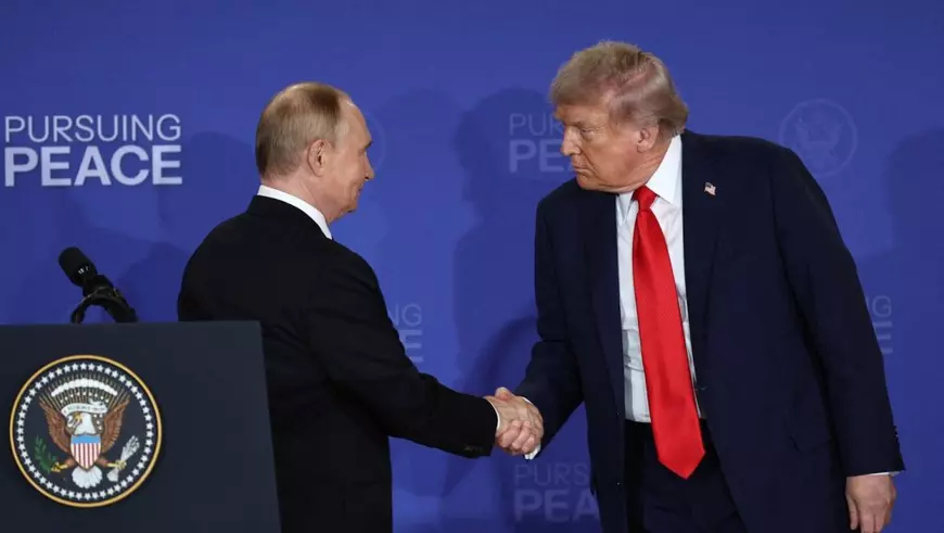 Donald Trump (dreapta) și Vladimir Putin dau mâna în cadrul declarațiilor de presă de la finalul summitului din Alaska Foto: Profimedia