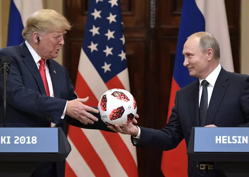 Vladimir Putin îi oferă lui Donald Trump o minge de fotbal după summit-ul de la Helsinki, 2018.