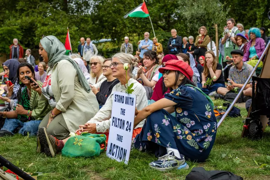 Activiști, susținători și membri ai familiilor celor 24 din Filton s-au adunat în Parcul Geraldine Mary Harmsworth pentru a marca aniversarea unui an de la cazul lor