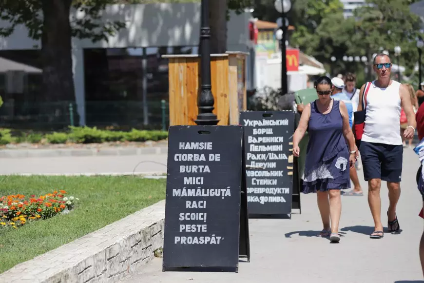 Prețurile de pe litoral: Eforie Nord vs Nisipurile de Aur. Cum se scumpeşte hamsia când înoată spre sudul Mării Negre