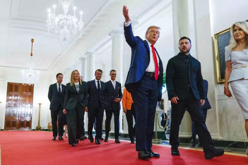 Donald Trump îi prezintă Casa Albă lui Volodimir Zelenski, în timp ce în spatele celor doi merg Ursula von der Leyen, Keir Starmer, Emmanuel Macron, Alexander Stubb, Giorgia Meloni, Friedrich Merz și Mark Rutte, august 2025