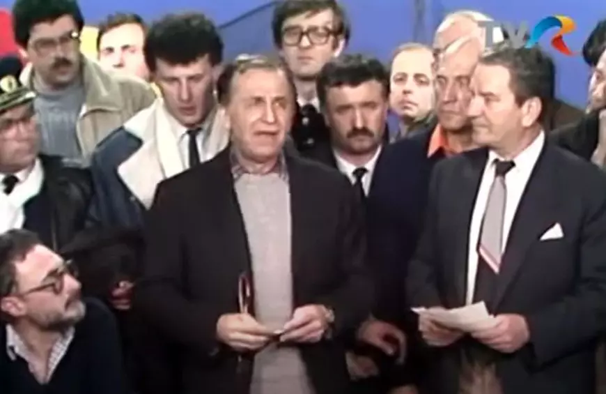 Cum a preluat Ion Iliescu puterea absolută în timpul Revoluției din decembrie 1989. „Am intrat în legătură cu ambasada sovietică ca să comunice la Moscova, să se ştie cine suntem şi ce vrem”