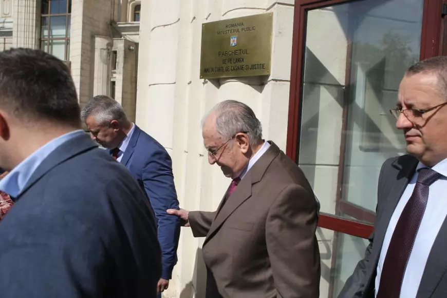 Cum a preluat Ion Iliescu puterea absolută în timpul Revoluției din decembrie 1989. „Am intrat în legătură cu ambasada sovietică ca să comunice la Moscova, să se ştie cine suntem şi ce vrem”