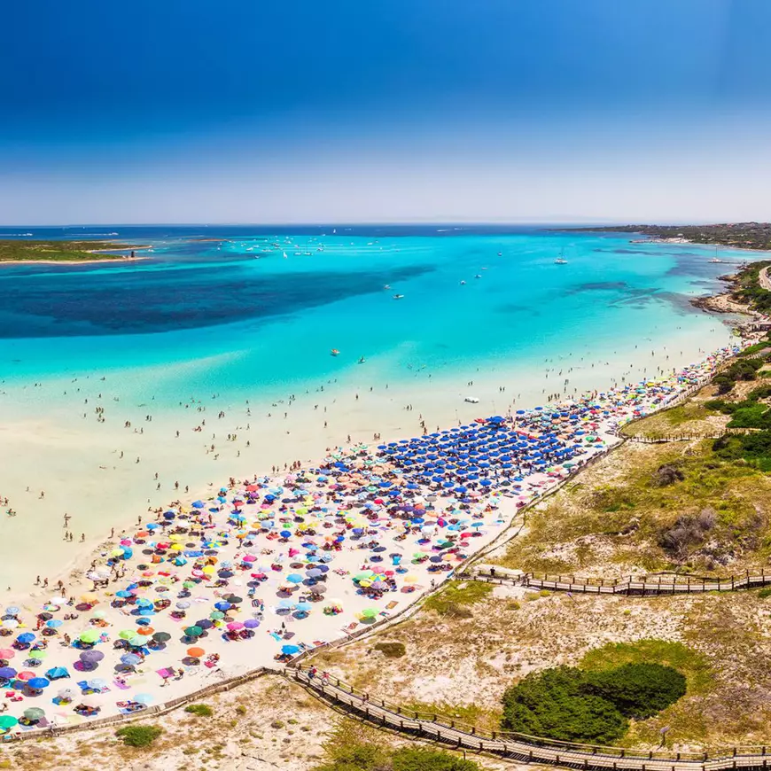 Celebra plajă La Pelosa, Sardinia, Italia. Foto: Shutterstock