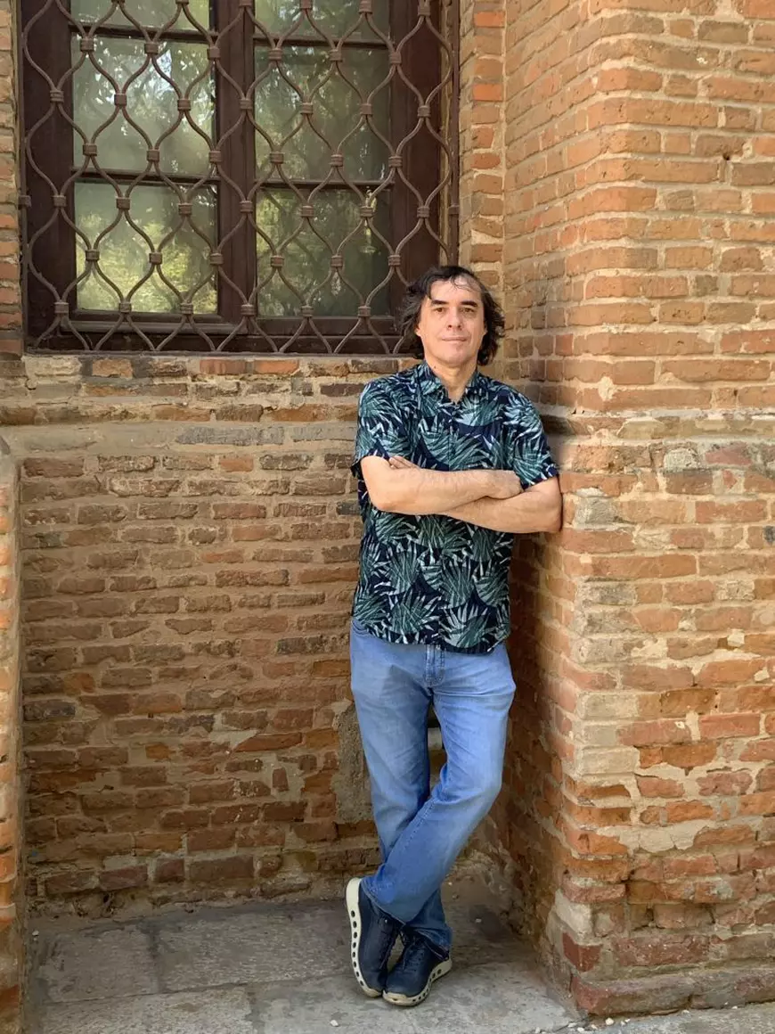 Mircea Cărtărescu, scriitor: „Ion Iliescu a fost un «comunist cu față umană», o formă mai perfidă a totalitarismului comunist. Fiindcă, în definitiv, nu există comuniști cu față umană, ci doar comuniști cu mască umană”