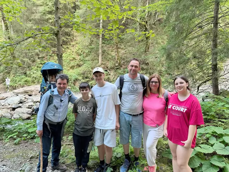 Nicușor Dan a mers, cu băiatul său în spate, la Mănăstirea Arsenie Boca: starețul l-a primit cu pâine și sare