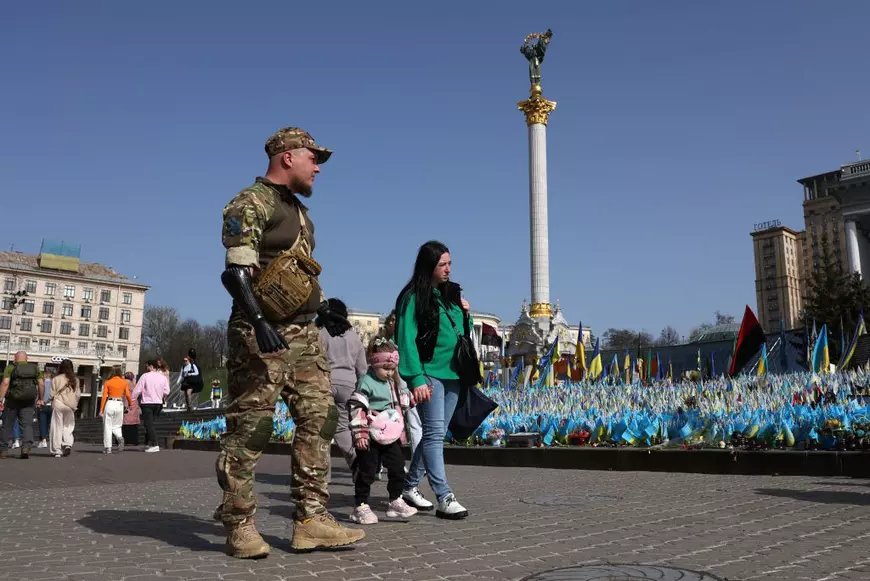 Eroul ucrainean care și-a pierdut brațele și vederea la un ochi, în luptele cu rușii, și-a deschis o pizzerie: „Pentru fiicele mele nu m-am lăsat doborât”