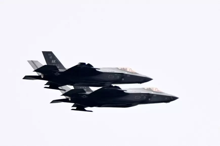 Două avioane F-35 sunt surprinse în zbor unul lângă altul, august 2025