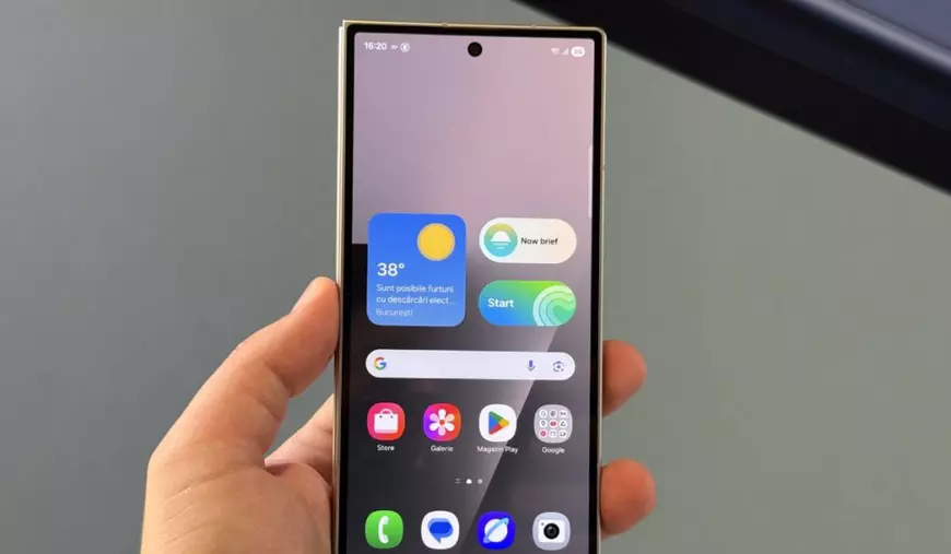 Ecranul mic al unui telefon Samsung Galaxy Z Fold7 gri, ținut în mână în fața unui fundal vernil.